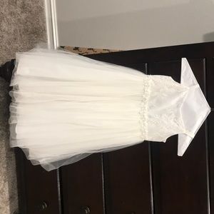 White flower girls dress. Worn one time.